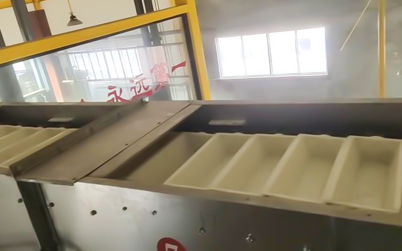 河北提升農藥客戶(hù)-不銹鋼8個(gè)點(diǎn)下料Z型提升機