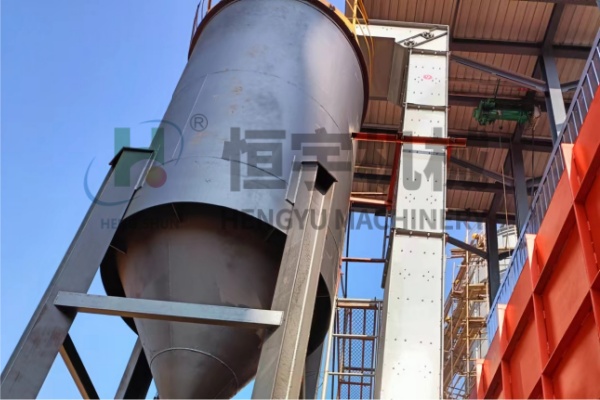 山東脫硫劑客戶(hù)Z型斗式提升機現場(chǎng)